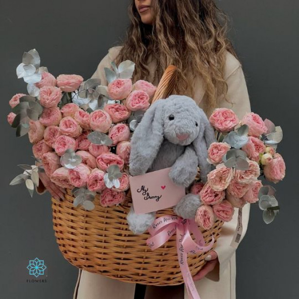 Basket of holland spray roses with Bunny